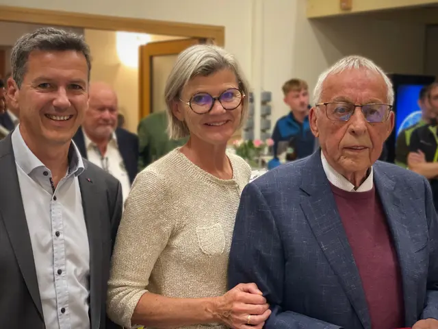 Landesrat Daniel fellner, Doris und Jubilar Josef Thurner (v.l.) | Foto: Kiwanis Club Gailtal