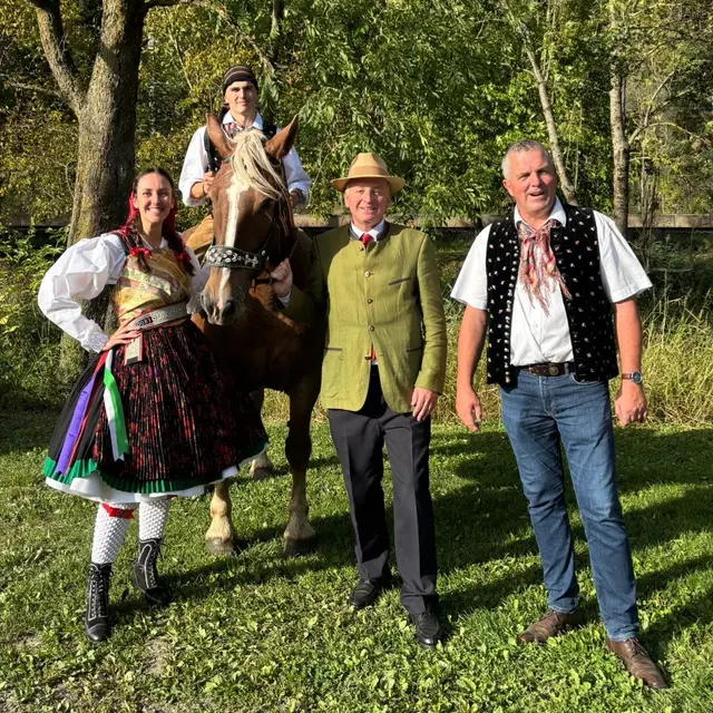 Gailtaler Kufenstechen in Pöckau am 21. September 2025 | Melina Gugusis (in traditioneller Gailtaler Tracht), Gabriel Satz (Gailtaler Kufenstecher-Reiter auf seinem fuchsfarbenen Noriker), Otto Kurt Knoll (Bundeskulturreferent des Österreichischen Pferdesportverbandes), Josef Satz (Obmann der Gailtaler Reiter in Pöckau) | Foto: Larissa KRISTAN