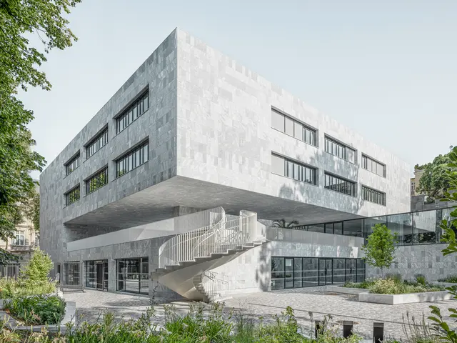 Die Wendeltreppe von der Terrasse in den Garten ist der berühmten Wendeltreppe des Brasilianischen Präsidentenpalastes nachempfunden. | Foto: tschinkersten fotografie