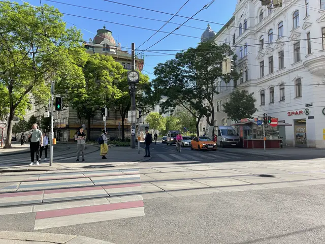 In der Bezirksvertretungssitzung wurden hitzige Debatten über das eingefrorene Budget geführt. Unter anderem wurde die Umgestaltung des Dorfplatzes vorerst auf Eis gelegt. | Foto: Julia Schmidt/RMW