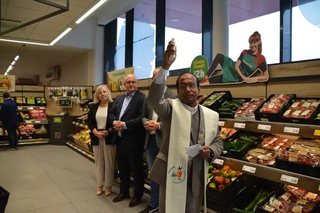 Stadtpfarrer P. Deivasakayaraj Sebasthikkannu MSFS
segnete den wiedereröffneten Penny-Markt. | Foto: Rosenberger Victoria