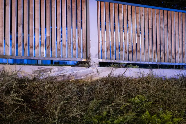 Das Auto des 36-Jährigen krachte gegen einen Zaun und überschlug sich.  | Foto: TEAM FOTOKERSCHI / ANTONIO BAYER