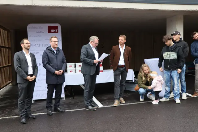 LAbg. Sebastian Kolland, LH-Stv. Philip Wohlgemuth, NHT-Geschäftsführer Johannes Tratter und Bürgermeister Hannes Eder (v.l.) gratulierten allen Familien recht herzlich. | Foto: Christiane Nimpf