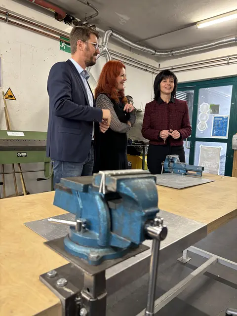 Bei einem Lokalaugenschein im Dezember 2024 überzeugten sich Landesrätin Cornelia Hagele, Bürgermeister Christian Härting und Dietmar Meinschad von der Bildungsdirektion Tirol von der hohen Qualität der PTS Telfs.