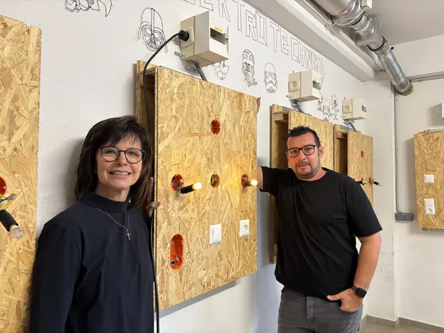 Oberschulrätin Annemarie Reich und Lehrer Stefan Wirtenberger mit den selbst günstig produzierten Elektro-Tafeln, die in der Anschaffung mehrere tausend Euro kosten würden: "Die Polytechnische Schule Telfs lebt einen Spirit der Wertschätzung, Offenheit und Unterstützung – und macht die Jugendlichen von heute zu den Fachkräften von morgen."