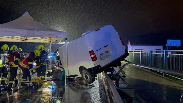 Ein Lieferwagen und ein PKW kollidierten aus derzeit noch ungeklärten Gründen frontal miteinander. | Foto: DOKU NÖ