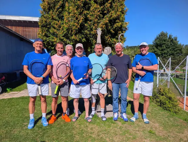 Mannschaftsführer Josef Ransmayr, Heimo Schwarz, dahinter Obmann Max Raffelsberger, Klaus Mayrhofer, Norbert Lughofer. Oliver Neuhofer und Helmut Strasser. | Foto: Askö Steyrermühl