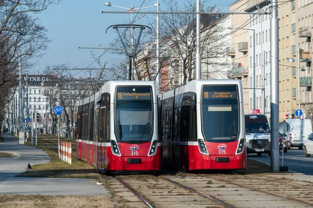 Aufnahmen von einer Flexity zeigen, wie vier Burschen bzw. junge Männer versuchten, eine ganze Wohnlandschaft mit den Öffis zu transportieren. | Foto: M.Helmer/Wiener Linien