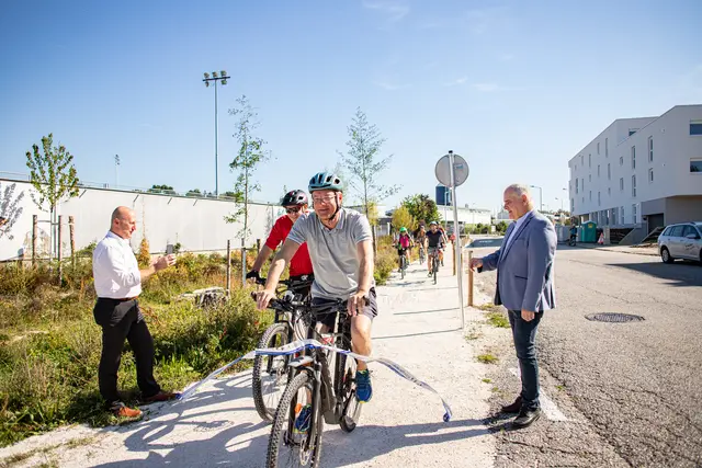 Ein Höhepunkt der Mobilitätswoche: Die Radwegeröffnung am Klaus-Roitinger-Stadion. Am Rad: Stadtchef Zwielehner und Vizebürgermeister Peter Stummer. Hohenzells Bürgermeister Thomas Priewasser und Rieds Vize Thomas DIm hielten das Band. | Foto: Julia Martin/Eva Frauscher/Stadtamt Ried im Innkreis