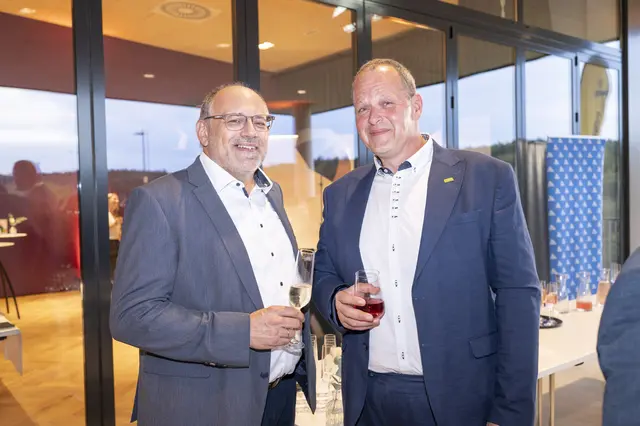 Thomas Pichler und Georg Pock stoßen auf die ausgezeichneten Lehrlinge an. | Foto: Foto Fischer