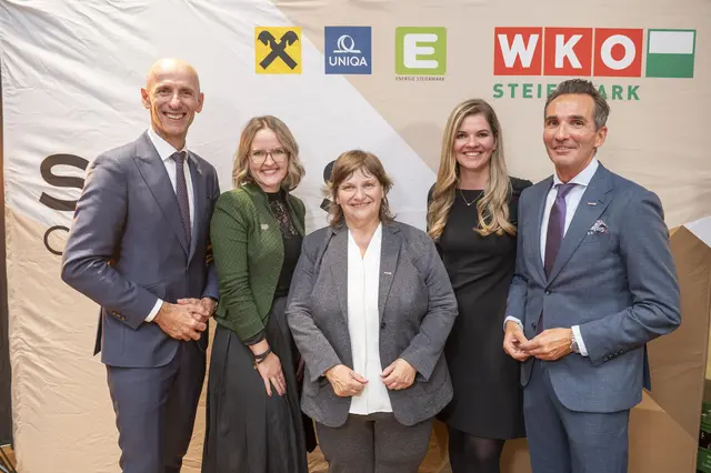 Geballte Wirtschaftskraft: Landesrat Willibald Ehrenhöfer mit Lisa Paier, Kommerzialrätin Margit Pratter-Demuth, Anna Paier und Vizepräs. Regionalstellenobmann Dietmar Schweiggl. | Foto: Foto Fischer