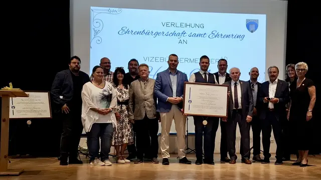 vlnr.: OV Mag. Günther Kittler, GR Barbara Haas, GR Martin Lobner, GR Claudia Schmidt, GR Roman Gräbner, GR Josef Binder, FP-Vzbgm. Gernot Forster, VP-Bgm. Florian Pfaffelmaier, gfGR Thomas Opavsky, Ehrenbürger und Vizebürgermeister a.D. Hubert Mohl, JGR Wolfgang Gaupmann, Laudator NR Bgm. a.D. Johann Rädler, GR Petra Meitz und gfBGR Ingrid Haiden bei der Überreichung der Ehrenbürgerurkunde 