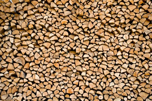 Auch diesen Winter fördert die Stadt Innsbruck Bürgerinnen und Bürger mit der Brennholz-Aktion. | Foto: yurok/panthermedia.net