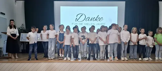 Die beiden Chöre der Volksschulen Wöllersdorf und Steinabrückl brachten mit der Niederösterreichischen Landeshymne ihren Dank zum Ausdruck und beschlossen den Festakt.