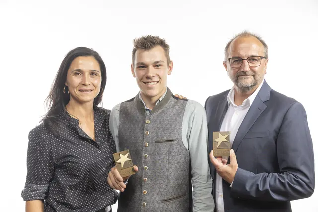 Karin Auer und Thomas Rass, Gesch.ftsführer der Auer Tischlerei GmbH aus Empersdorf freuen sich über den Erfolg von Andreas Maitz, der eine Lehre als Tischler mit ausgezeichnetem Erfolg absolviert hat. | Foto: Foto Fischer