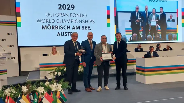 OK-Chef Johannes Hessenberger bei der Vergabe in Ruanda.  | Foto: UCI-Kongress