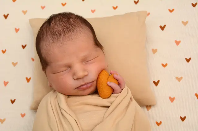 Name: Mustafa
Geburtsdatum: 20.08.2025
Gewicht: 3.620 g
Größe: 51 cm
Eltern: Nejra und Mehmed Suhonic | Foto: Babysmile