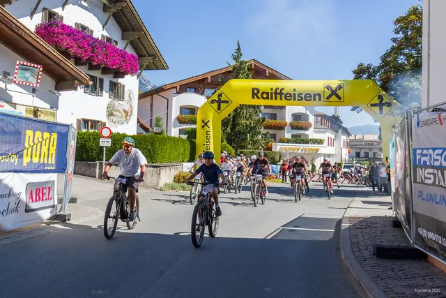 Teilnehmerinnen und Teilnehmer beim Start des MTB-Rennens auf der Thaurer Alm. | Foto: WSV Thaur/M.schiffthaler