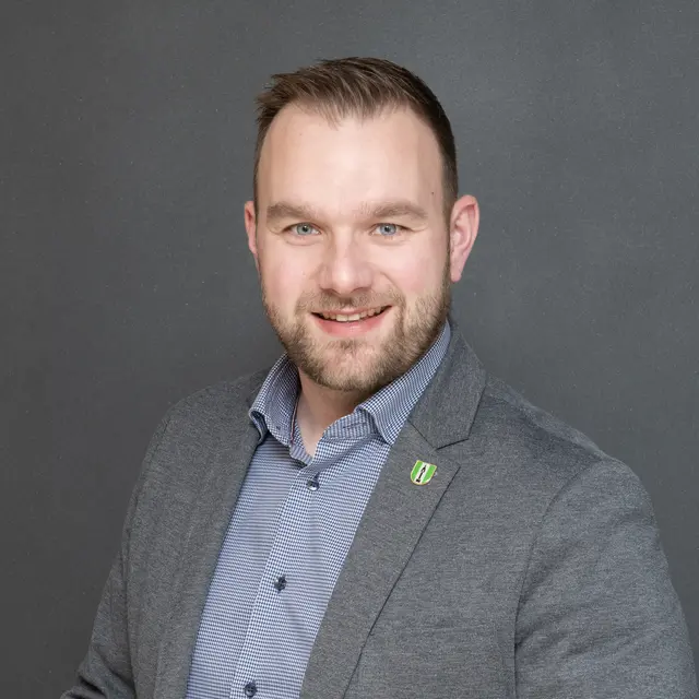 Der Ampasser Bgm. Markus Peer spricht über den Baufortschritt. | Foto: Kendlbacher