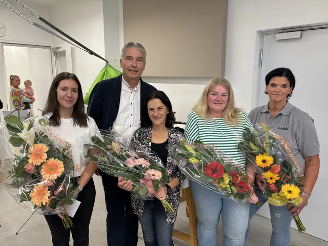 Tanja Friedl mit ihrem Team Vera Seidl, Sabrina Teschl und Anita Groß (v. l.) sowie Bürgermeister Johann Winkelmaier. | Foto: MeinBezirk/Heimo Potzinger