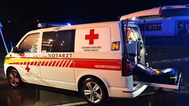 Auch der Notarzt war bei dem Unfall vor Ort. | Foto: Freiwillige Feuerwehr Ternitz-Pottschach