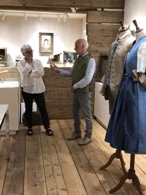 Daphne Gerzabek im Gespräch mit Ernst Strohmaier.  | Foto: HMDG
