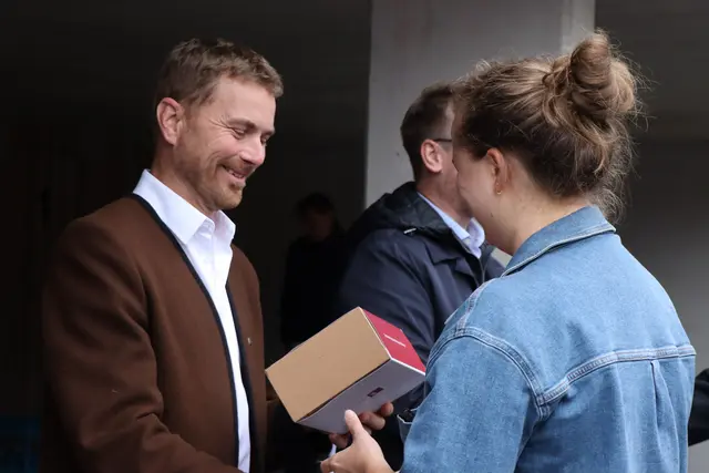 Als Willkommensgeschenk gab es ganz traditionell Salz und Brot sowie einen kleinen Farbeimer von der NHT. | Foto: Christiane Nimpf