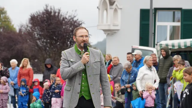 Bürgermeister Bernd Gratzer bei seiner Ansprache | Foto: MeinBezirk/Justin Schrapf