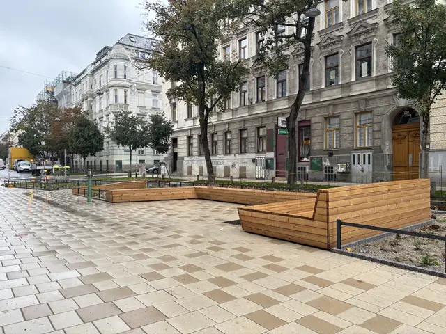 Um den Schulweg zur Volksschule in der Lortzinggasse sicherer zu gestalten, wurde der Vorplatz verkehrsberuhigt. | Foto: Matthias Pandrea/MeinBezirk