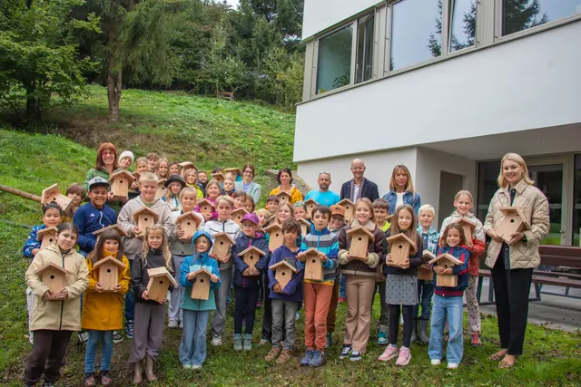 Die Kinder der 3a und 3b der VS Arzl freuten sich über ihre eigenen Nistkästen. Auch Vizebürgermeisterin Elisabeth Mayr (vorne re.), Direktorin Petra Eichler (hinten, 5. v. r.), die Klassenlehrerinnen Andrea Weißkopf-Köck (l.) und Manuela Gutmann-Marquardt (hinten, 4. v. r.), Schulwart Oliver Tschank (hinten, 3. v. r.), Schulamtsleiter Werner Leithmayer (hinten, 2. v. r.) sowie die Projektverantwortliche Isabella Prossliner (hinten re.) teilten die Freude mit den Kindern über das nachhaltige Vogelschutzprojekt.  | Foto: M. Freinhofer
