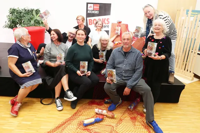 (v.l.) Ana Schoretits, Elke Steiner, Eva Hillinger, Julia Gsertz, crackthefiresister, Gabriela Weber-Grasl, Jutta Treiber, Gerhard Altmann, Mechthild Podzeit-Lütjen, Ilse Hirschmann

 | Foto: editon lex liszt 12