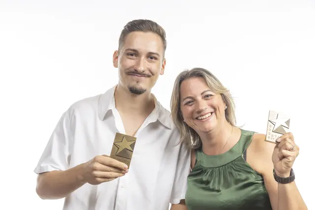 Nico Pjatasch hat die Lehre zum Elektrotechniker - mit den Modulen Elektro- und Gebäudetechnik sowie Erneuerbare Energien - bei der Firma Hereschwerke in Wildon mit ausgezeichnetem Erfolg absolviert. Gefeiert wird gemeinsam mit Ausbildungsleiterin Walpurga Auer. | Foto: Foto Fischer