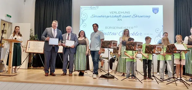 vlnr.: Bgm.a.D. Gustav Glöckler und Vzbgm.a.D. Hubert Mohl erhielten von Obfrau Monika Swoboda-Holzer (Musikverein Wöllersdorf-Steinabrückl) und Mag. Bernhard Pfaffelmaier (Leiter des Jugendblasorchesters) als Zeichen tiefer Verbundenheit und als Ausdruck des Dankes Ehrenurkunden.