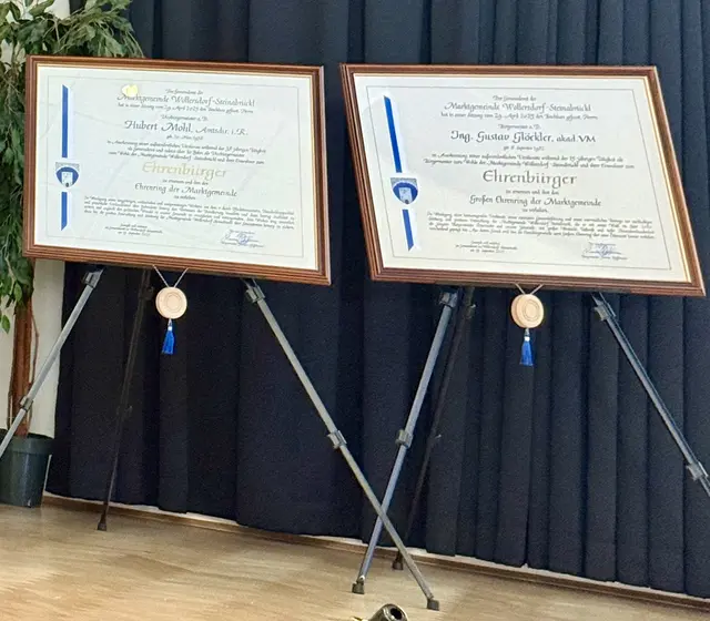 die beiden Urkunden für die neuen Ehrenbürger von Wöllersdorf-Steinabrückl