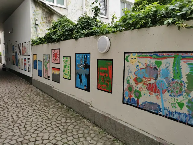 Bunte Farben und kleine Kunstwerke: So präsentiert sich die neue Gemeindebau-Galerie in der Liniengasse.  | Foto: BV6