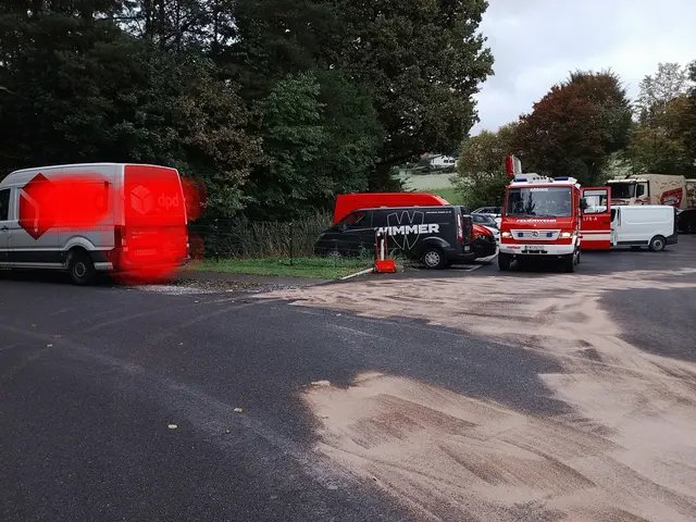 Zwei Feuerwehren waren mit drei Fahrzeugen im Einsatz, um ausgelaufenen Kraftstoff zu binden. | Foto: FF Söding