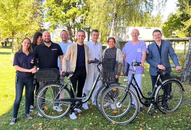SPÖ-LAbg. Maximilian Ra(d)kuscha mit Bediensteten der KABEG. | Foto: privat/kk