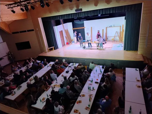 Das äußerst vergnügte Publikum bei den bisher sehr gut besuchten Vorstellungen. | Foto: Theaterverein Serfaus
