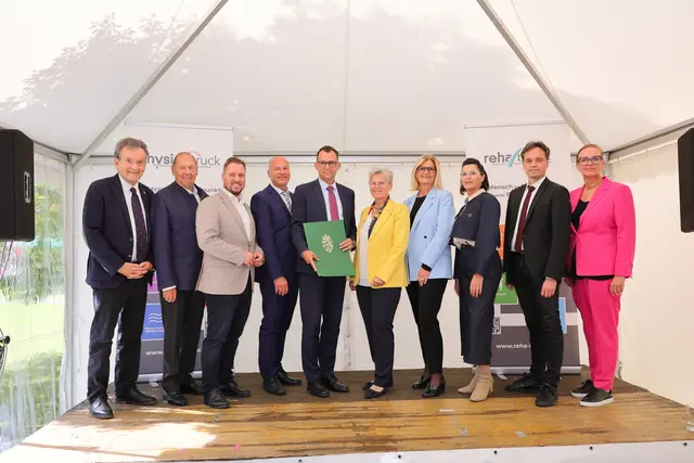 Festakt zu 20 Jahre Reha Bruck mit Gerald Zenker, Günter Nebel, Marco Triller, Georg Timp, Markus Badent, Silvia Wolfsteiner, Susanne Kaltenegger, Cornelia Izzo, Robert Migglautsch und Martina Romen Kierner. | Foto: Martin Meieregger