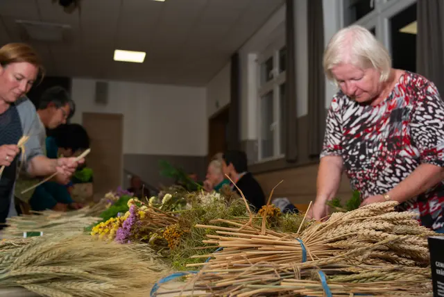 Blumen, Ähren, Hagebutten ... viele "Zutaten" für die Sträuße. | Foto: Santrucek