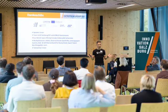 Ernst Novak von Innovation Salzburg stellt das Netzwerk für Sport-Innovation und die neuen Möglichkeiten für Unternehmensgründungen vor. | Foto: Innovation Salzburg/Benedikt Schemmer