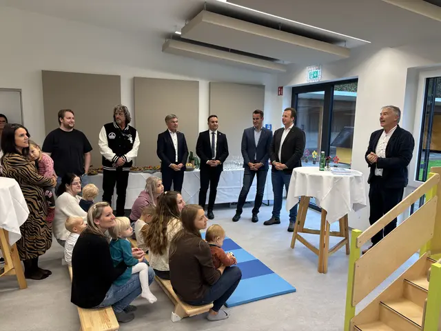 Eröffnung der Kinderkrippe in Hatzendorf: Kinder und Eltern lauschten den Ausführungen von Bauherr und Bürgermeister Johann Winkelmaier. | Foto: MeinBezirk/Heimo Potzinger