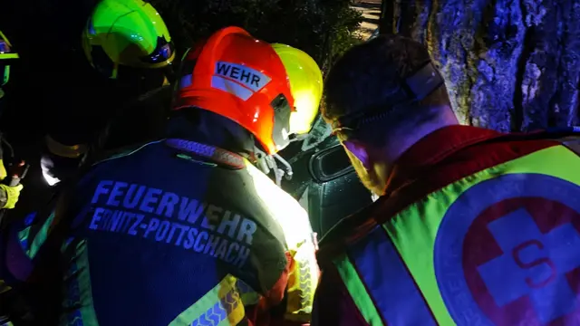Der Lenker wurde aus dem Wrack befreit. | Foto: Freiwillige Feuerwehr Ternitz-Pottschach