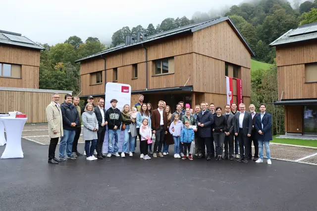 Acht Familien aus der Wildschönau dürfen sich freuen: am 24. September bekamen sie die Schlüssel ihrer eigenen Doppelhaushälfte feierlich überreicht. | Foto: Christiane Nimpf