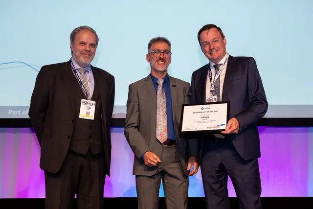 Dr. Arno Plankensteiner (re.) nahm die Auszeichnung persönlich während der offiziellen Preisverleihung auf dem Euro PM2025 Kongress in Glasgow entgegen. | Foto: EPMA