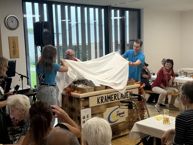 Gruppenleitung Florian Hartl und Angelika Trickl bei der Enthüllung des Kramerladens. | Foto: Landjugend Henndorf