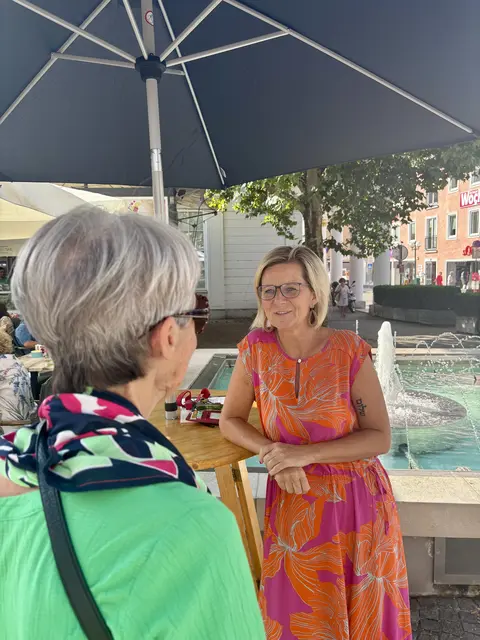 Bürgermeisterin Ines Schiller im Gespräch am Bad Ischler Wochenmarkt: Auch in heuer nutzte sie die Gelegenheit, freitags direkt vor Ort für Fragen und Anliegen der Menschen zur Verfügung zu stehen. | Foto: Stadtgemeinde Bad Ischl