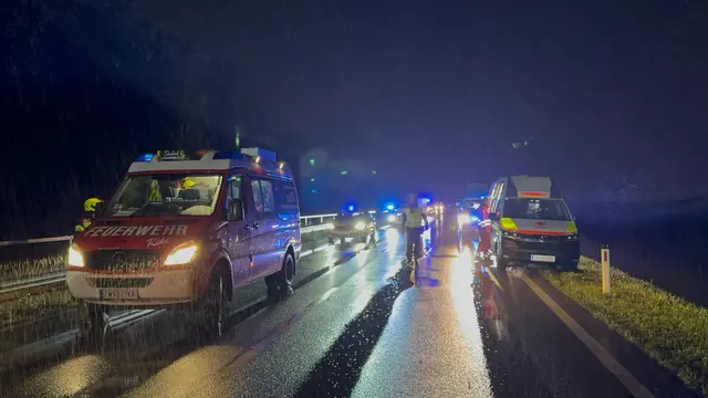 Vor Ort im Einsatz standen unter anderem das Notarzteinsatzfahrzeug (NEF) Krems, das Schlechtwetter-NEF der ÖAMTC-Flugrettung Christophorus 2 vom Standort Gneixendorf sowie zwei Rettungswagen des Roten Kreuzes Krems. | Foto: DOKU NÖ
