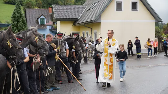 Pfarrer Winfried Lembacher segnete die Pferde | Foto: MeinBezirk/Justin Schrapf