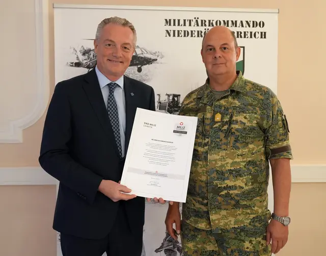 NÖ LGA Vorstand Gerhard Dafert nimmt das Miliz-Gütesiegel von Militärkommandant Brigadier Georg Härtinger in der Hesserkaserne entgegen. | Foto: NÖ LGA
